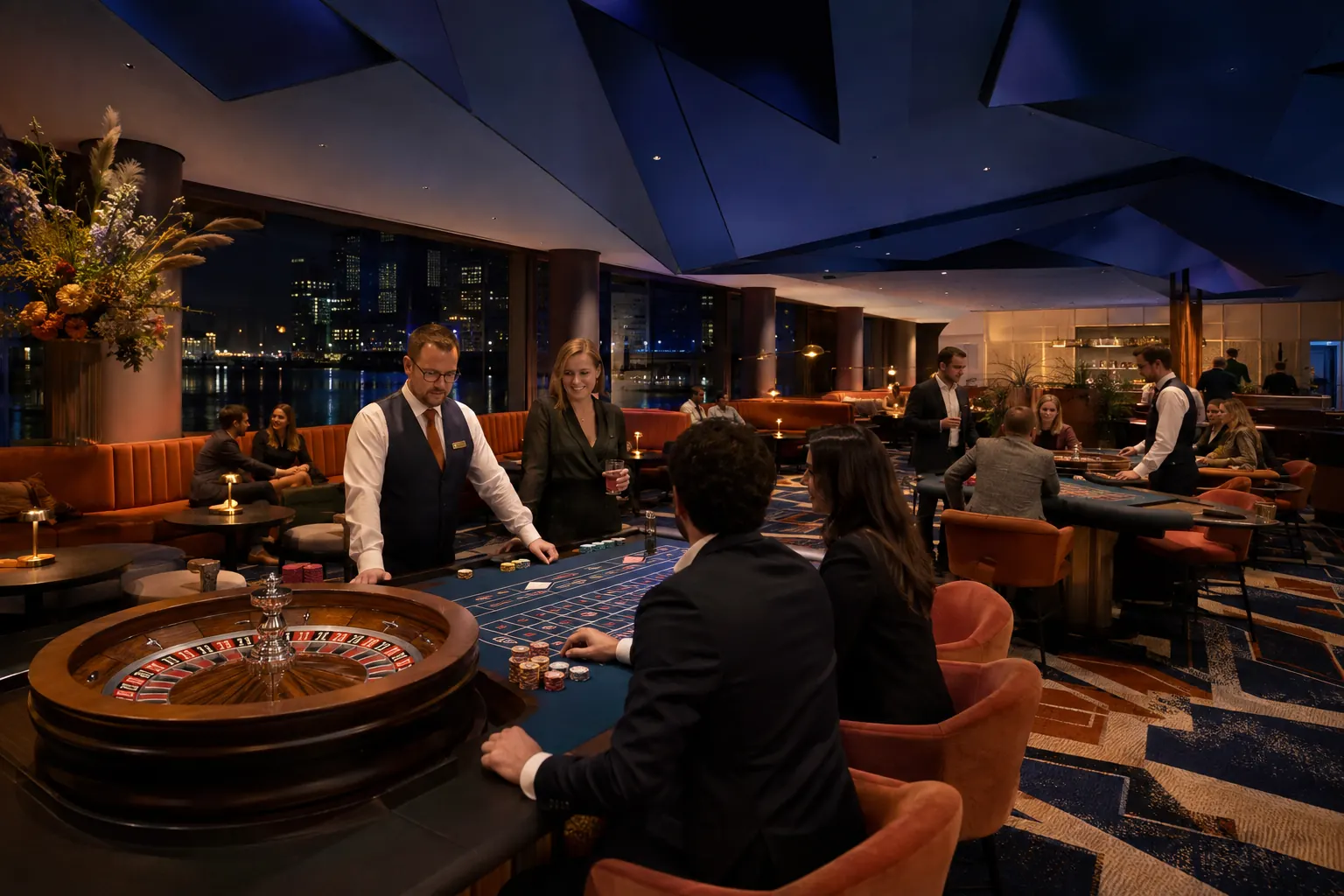 Eigentijdse speelvloer met roulette, warme zitbanken en kobaltblauwe plafondvlakken